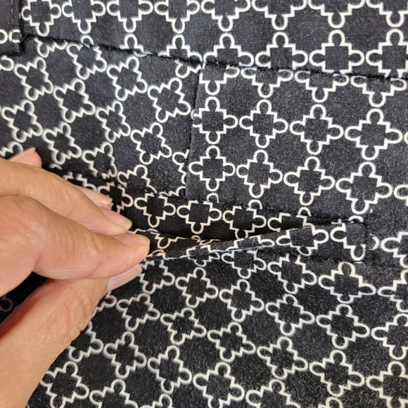 HILARY RADLEY Women's  Golf Capri Pants Size 10 Black White Geometric Stretch - Picture 7 of 11